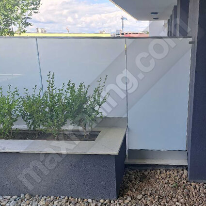 Стъклен парапет по тераси с алуминиев профил основа